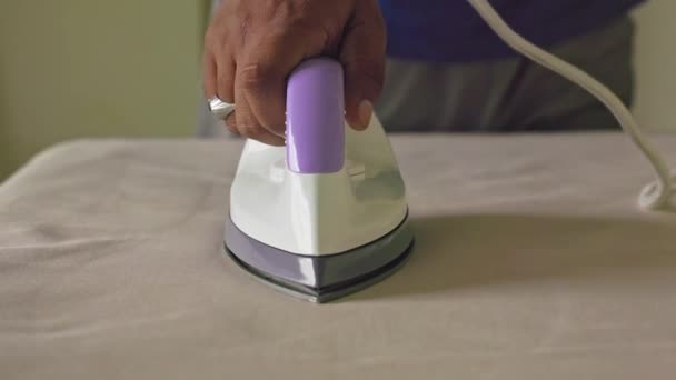 Mann Bügelt Kleidung Auf Einem Bügelbrett Hand Mit Bügeleisen Hausarbeit — Stockvideo