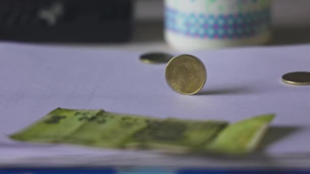 Masada Dönen Rupilik Bozuk Paranın Makro Görüntüsü Para Döndürme Veya — Stok video