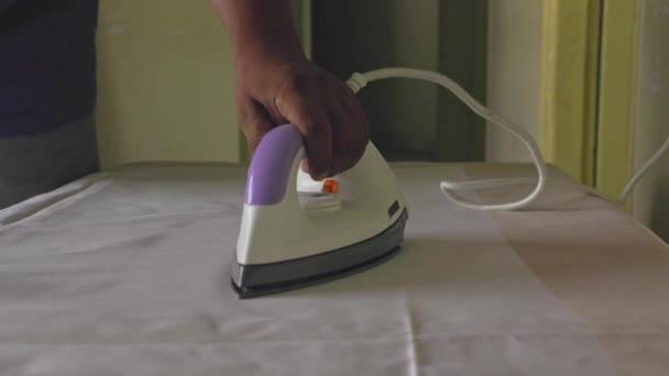Mann Bügelt Kleidung Auf Einem Bügelbrett Hand Mit Bügeleisen Hausarbeit — Stockvideo