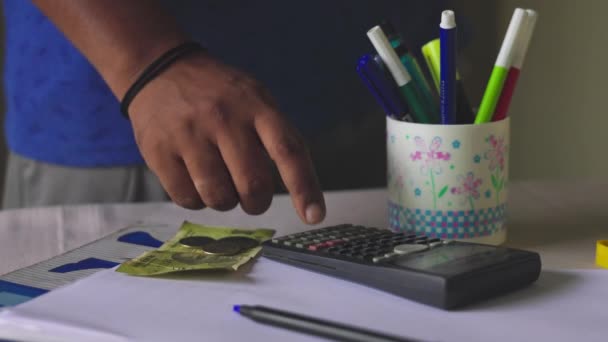 Close Uma Mão Masculina Usando Uma Calculadora Calcular Conceito Economia — Vídeo de Stock