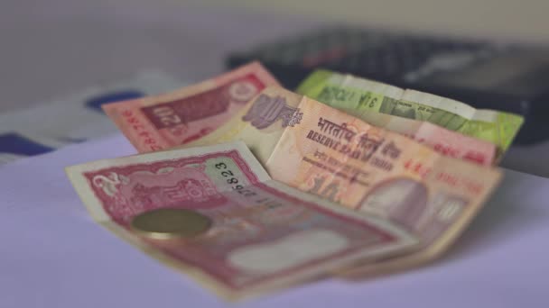 Caída Monedas Indias Dinero Una Mesa Blanca Primer Plano Monedas — Vídeos de Stock