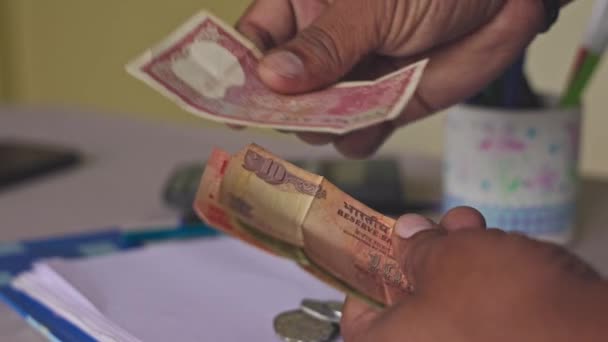 Zbliżenie Indyjskich Banknotów Małych Nominałach Liczy Się Pomocą Hands Business — Wideo stockowe