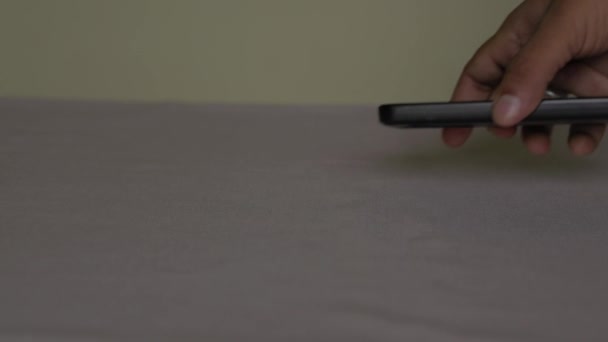 Крупный План Человека Положившего Бумажник Смартфон Очки Стол После Возвращения — стоковое видео