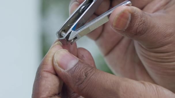 Menutup Seorang Pria Menggunakan Gunting Kuku Untuk Memotong Kuku Pria — Stok Video