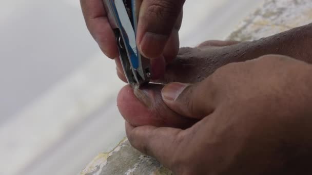 Närbild Man Som Använder Nagelklippare För Att Skära Tånaglarna Människan — Stockvideo