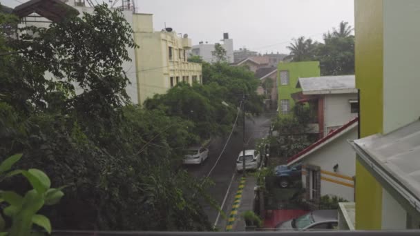 バルコニーからの景色は街の通りに大雨を示しています 街中で雨が降っている 悪天候だ 市内の豪雨 — ストック動画