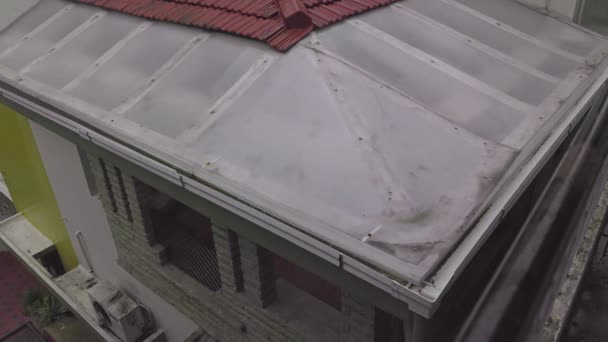 雨期に屋上に雨水採取技術を設置した都市の建物又は雨水収集物の景観 — ストック動画