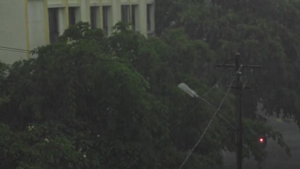 阳台上的景色可以看到斑斓的城市街道上下着大雨 坏天气 城里下起倾盆大雨 — 图库视频影像