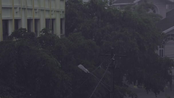 バルコニーからの眺めは バンガロールの街の通りの上に激しい雨を示しています 悪天候だ 市内の豪雨 — ストック動画