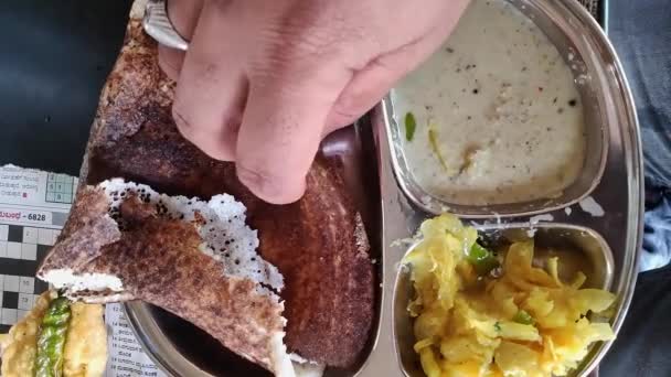 Sabah Kahvaltısı Olarak Patates Püresi Hindistan Cevizi Turşusuyla Masala Dosa — Stok video