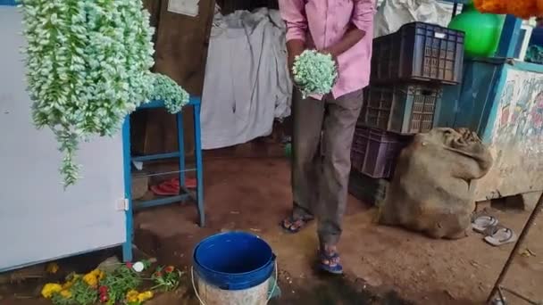 Vijayanagara India April 2023 Een Verkoper Dompelt Jasmijnbloemenslingers Gekleurd Water — Stockvideo