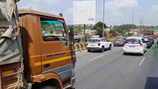 インド バンガロール 2023年4月28日 夏の間にバンガロール高速道路で鉄棒を運ぶ追い越しまたは急勾配のキャンタートラックの追跡 — ストック動画