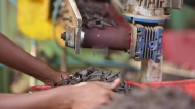 Üretilmiş ya da küflenmiş tütsü konilerinin fabrikadaki plastik tepsiye düşüşü. Tütsü konilerinin üretimi.