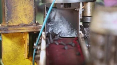 Üretilmiş ya da küflenmiş tütsü konilerinin fabrikadaki makineden çıkan taşıma bandına yakın plan görüntüsü. Tütsü konileri üretimi