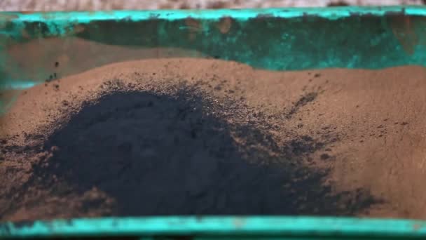 Detailní Míchání Prášku Černého Premixu Práškem Makko Výrobu Kadidlových Šišek — Stock video