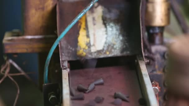 从机器上掉在传送带上的人造或模制的香锥的特写 香锥的生产 — 图库视频影像
