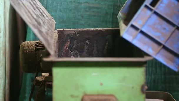 将香粉倒入搅拌器中进行搅拌 使香锥在工厂内形成 香果的生产 — 图库视频影像