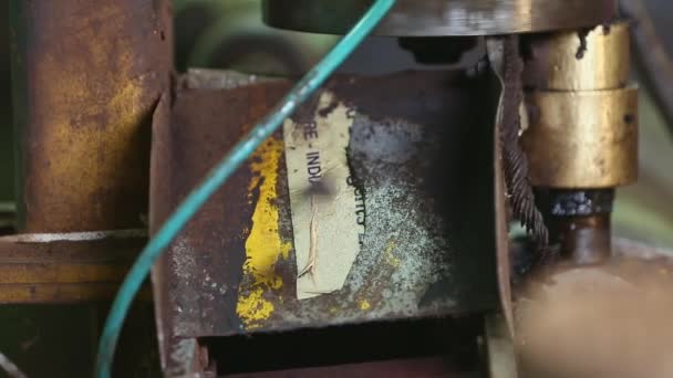 从机器上掉在传送带上的人造或模制的香锥的特写 香锥的生产 — 图库视频影像