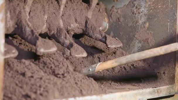 Κλείσιμο Του Έτοιμου Θυμιάματος Σκόνη Που Μεταφέρεται Πλαστικό Κιβώτιο Φτυάρι — Αρχείο Βίντεο