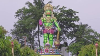 Hint mitolojik tanrısı Lord Hanuman 'ın tapınağın üzerindeki heykeline geniş bir bakış açısı. Hint maymun tanrı idolü.