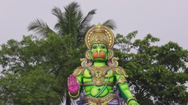Hint mitolojik tanrısı Lord Hanuman 'ın tapınağın üzerindeki heykeline geniş bir bakış açısı. Hint maymun tanrı idolü.