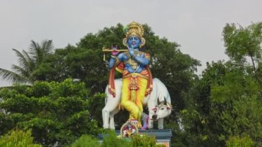 Büyük Vishnu tanrısının en büyük vücut bulmuş hali olan tapınaktaki Tanrı Krishna heykelinin geniş bir görüntüsü.