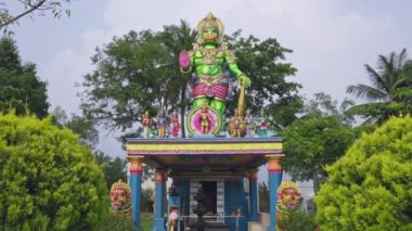 Hint mitolojik tanrısı Lord Hanuman 'ın tapınağın üzerindeki heykeline geniş bir bakış açısı. Hint maymun tanrı idolü.