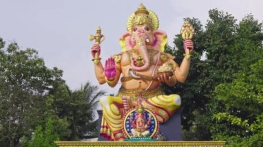 Başlangıçların Tanrısı 'nın bir görüntüsü tapınağın üzerindeki Ganesha Heykeli. Hindu fil başlı tanrı.