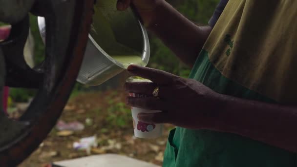 Egy Közeli Kép Kivont Cukornádléből Amit Eldobható Csészékben Szolgálnak Fel — Stock videók