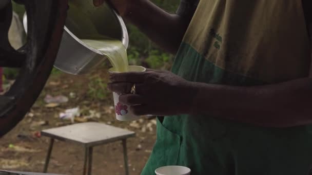 Close Suco Cana Açúcar Extraído Sendo Servido Copos Descartáveis Conceito — Vídeo de Stock