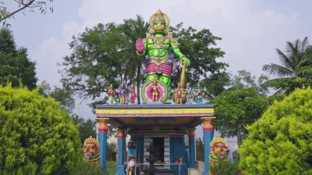 寺院におけるインド神話の神ハヌマーン像の広い視野インドの猿の神の偶像 — ストック動画