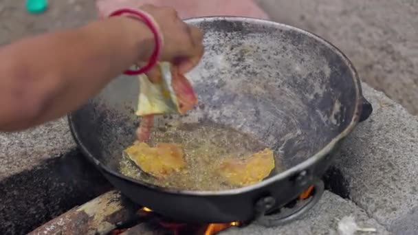 印度妇女在传统风格的砖炉上把鱼放在锅里煎 食物是通过在砖炉里烧木头来烹调的 木柴烹调 — 图库视频影像
