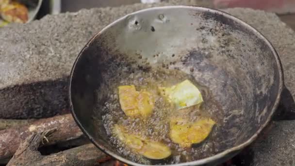 Zbliżenie Smażenia Ryb Patelni Ceglanym Piecu Tradycyjnym Stylu Jedzenie Jest — Wideo stockowe