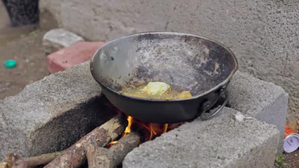 伝統的なスタイルでレンガのストーブの上で鍋に魚を揚げの閉鎖 フードは レンガのストーブの中で木を燃焼することによって調理されています 薪火料理 — ストック動画