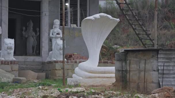 Een Uitzicht Nieuwe Hindoe Tempel Wordt Gebouwd Jungle Omgeving Tijdens — Stockvideo