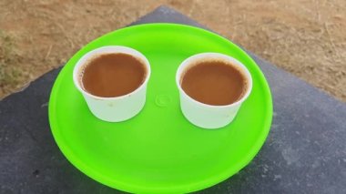 Yaz boyunca yol kenarındaki bir çay dükkanında tek kullanımlık bardaklarda servis edilen Hint sokak çayı.
