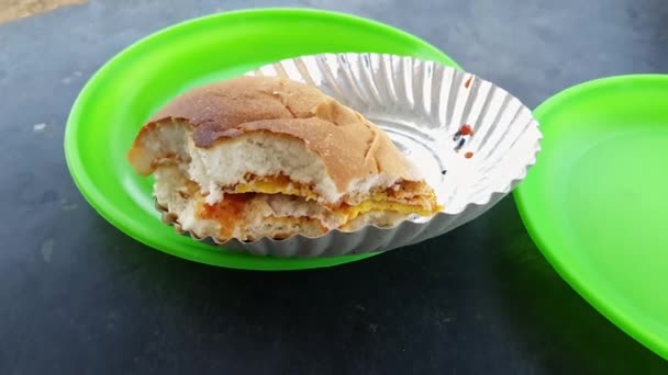 Close Van Een Indiase Straat Stijl Broodje Omelet Geserveerd Een — Stockvideo