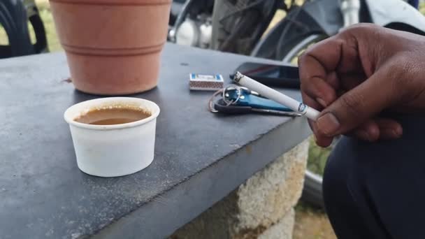 Yaz Boyunca Yol Kenarında Bir Çay Dükkanında Sigara Içen Hintli — Stok video