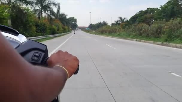 Bangalore Indie Maj 2023 Korzystanie Jazdy Rowerze Czystej Schludnej Autostradzie — Wideo stockowe