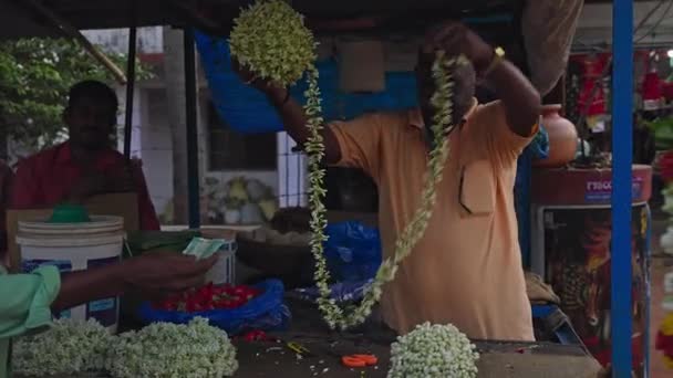 Vijayanagara India Abril 2023 Hombre Indio Mide Vende Una Guirnalda — Vídeos de Stock