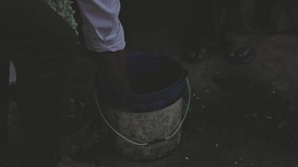 Prodávající Namáčí Jasmínové Girlandy Barevné Vodě Aby Udržel Čerstvé Obchodě — Stock video