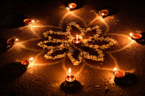 Zbliżenie Tradycyjnej Sztuki Indyjskiej Glinianymi Lampami Kwiatami Ziemi Zaprojektowanymi Podczas — Zdjęcie stockowe