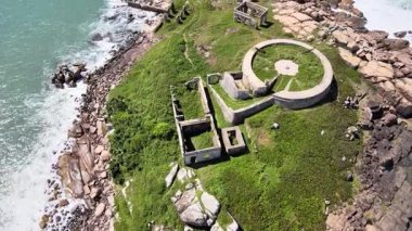 Florianpolis Santa Catarina Brezilya 'da bulunan Araatuba' nın Kalesi 'nin hava dairesel insansız hava aracı yörüngesi. Naufragados Sahili, küçük izole kayalıklardaki toplarla kaleyi harap etti.