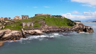 Atlantik orman bitkilerine sahip kayalık bir adanın hava aracı görüntüsü. Eski Brezilya İmparatorluğu savunma sistemi Florianpolis, Santa Catarina, Brezilya, Araatuba, Naufragados