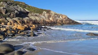 Atlantik Okyanusu kıyısında, Florianpolis 'teki cennet sahilinde Santa Catarina Santinho sahilinde.