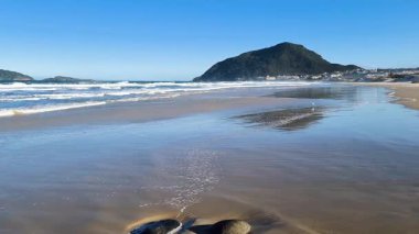 Dağlık ve kayalık kıyı şeritleri olan güzel sahil deniz, Santa Catarina sahili, doğayla dolu dağın eteklerinde dinlenme yeri, Atlantik Okyanusu Florianpolis, Santinho Sahili, Brezilya