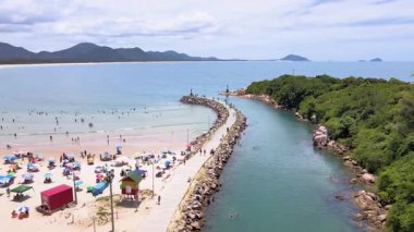 Barra da Lagoa Kanalı 'nın iskele manzarası, Florianpolis, Santa Catarina Brezilya' daki Lagoa da Conceio nehri. Nehir suyu okyanusa yaklaşıyor..