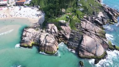 Florianopolis, Santa Catarina 'daki Joaquina Sahili' nin kayalık kıyı şeridinin panoramik hava manzarası turkuvaz mavisi deniz ile güneşli bir yaz günü