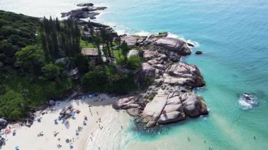 Florianopolis, Santa Catarina 'daki Joaquina Sahili' nin kayalık sahili. Güneşli bir yaz gününde turkuaz mavisi deniz manzaralı güzel bir okyanus evi..