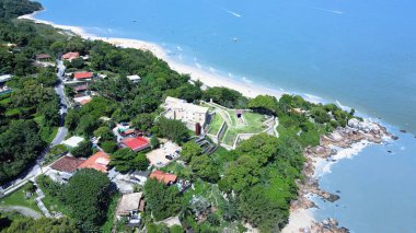 Jos da Ponta Grossa Kalesi 'nin havadan görünüşü Jurer Internacional plajı yakınlarındaki Fort sahillerinde, Santa Catarina Adası, Florianpolis, 18. yüzyıl kalesi..